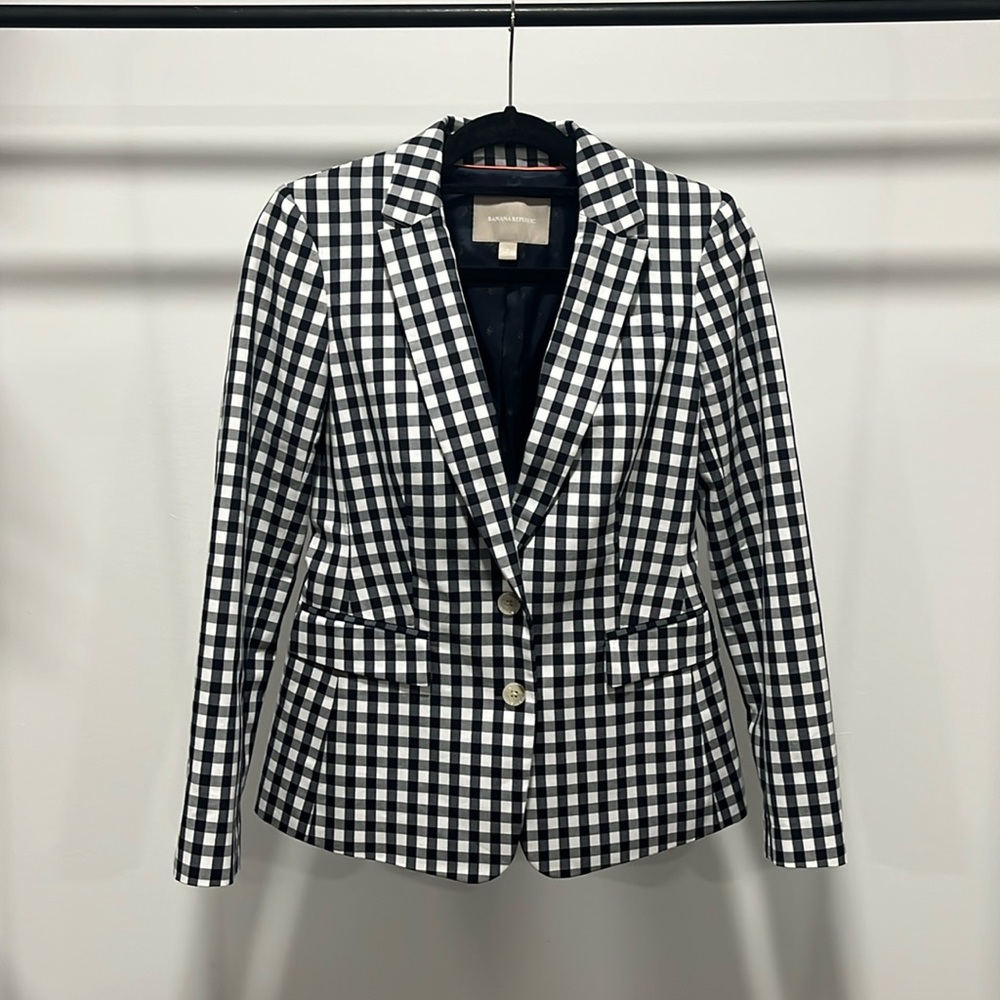 BANANA REPUBLIC plaid white and navy blue blazer, size 2, excellent condition.